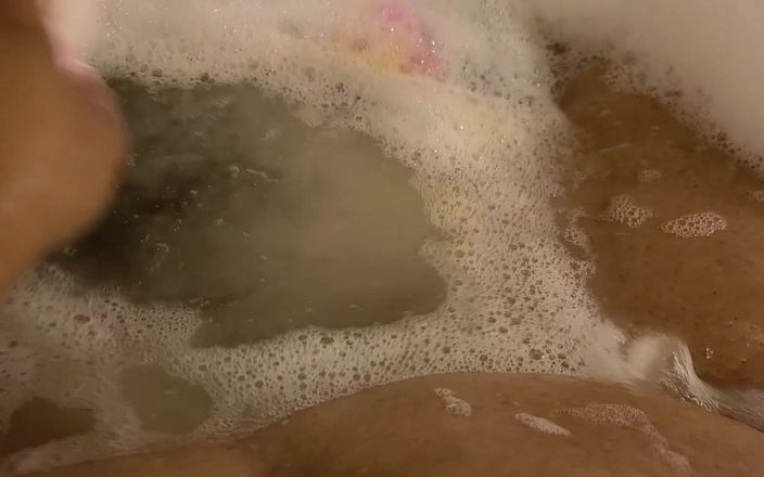 Josie4yourpleasure: Splish Splash Sexy máma se vykoupe