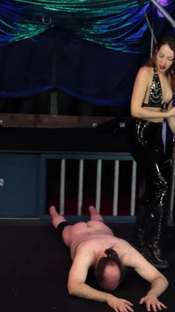 大靴子和汗流浃浃的脚踩踏