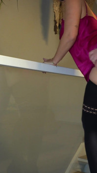 Awek glamor dalam satin merah jambu atas dan pantyhose menunggang cowgirl dan seks gaya doggy berdiri - Projectfundiary