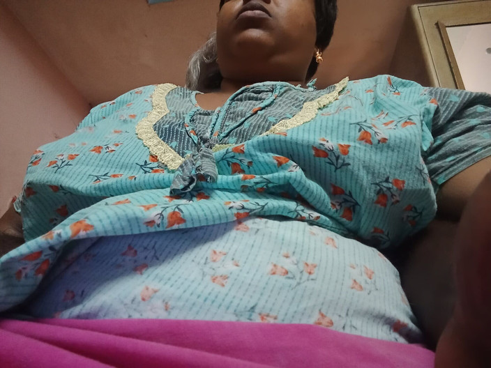 Tamil Anti Uma: 泰米尔乌玛她很孤独，然后我慢慢摩擦，然后迅速按压并离开手指