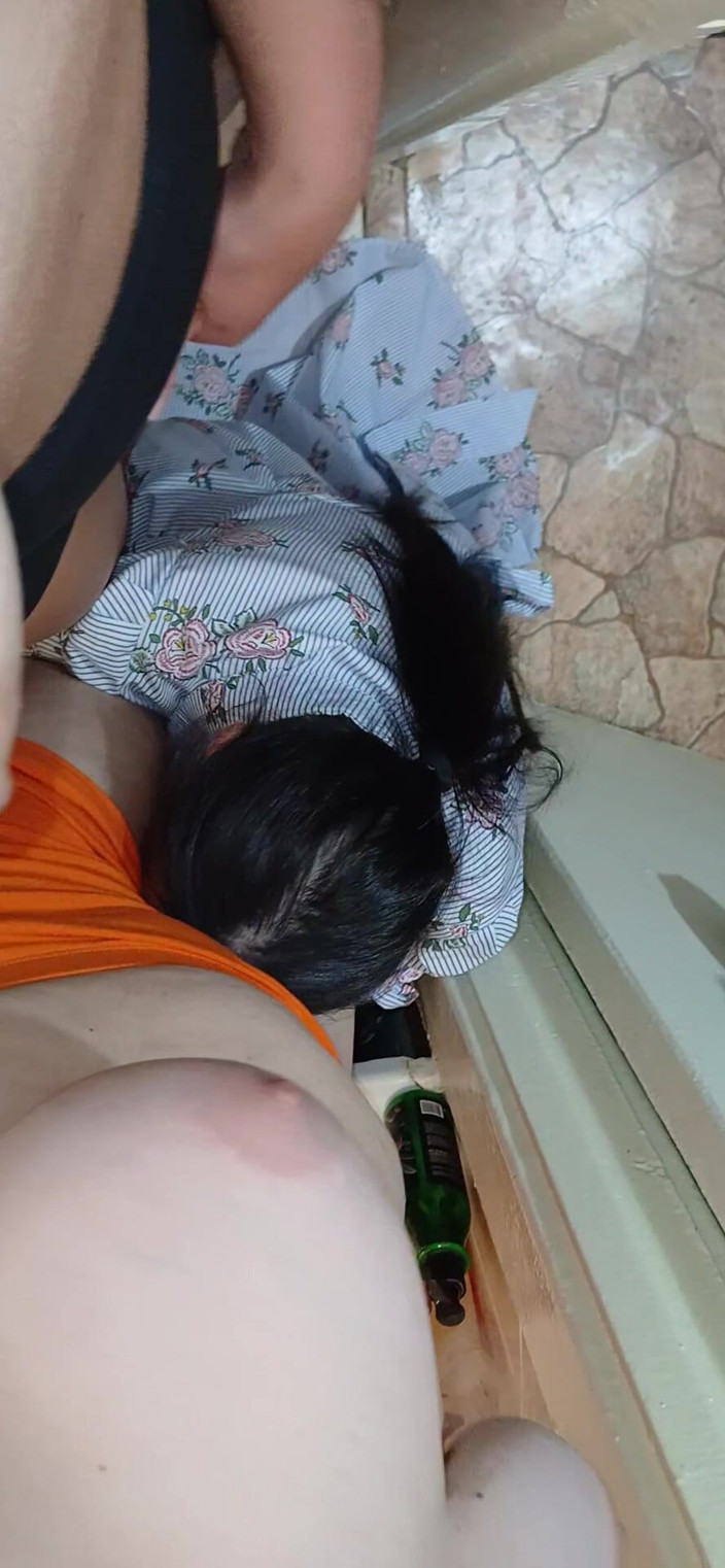 Lesbian-illusion: Seks threesome berisiko di toilet umum