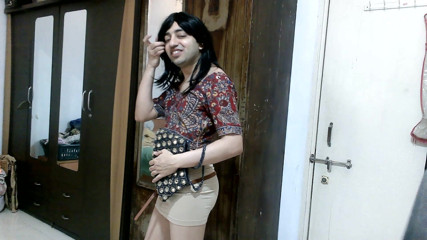 Cute & Nude Crossdresser: 프린트 블라우스와 누드 스커트를 입은 섹시한 계집애 크로스드레서 펨보이 달콤한 롤리팝.