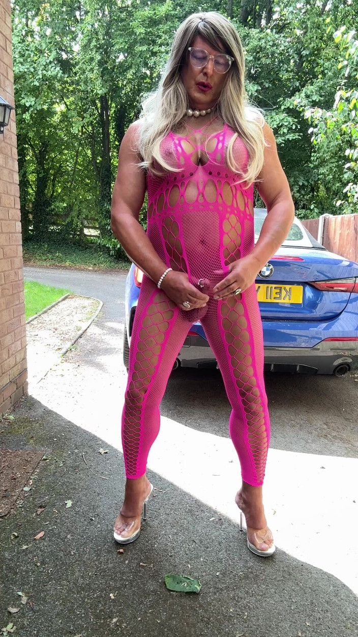 Kellycd2022: Sexy transvestört kellycd2022's in rosa netz-catsuit und high heels