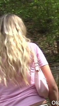 늙은 남자에게 POV 펠라를 해주는 금발의 늙은 금발