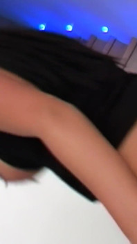 Sexy teen pole tančící děvka Anaya Leon bere své hřebce 9 Palců BWC koule hluboko