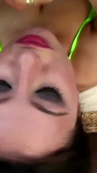 Romena Nora Davis com um pau longo na bunda, um grande na buceta e outro grande na garganta