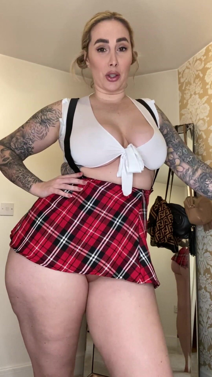 Paige Turnah: 发现我的导师穿着我的内裤并戏弄他的屁股