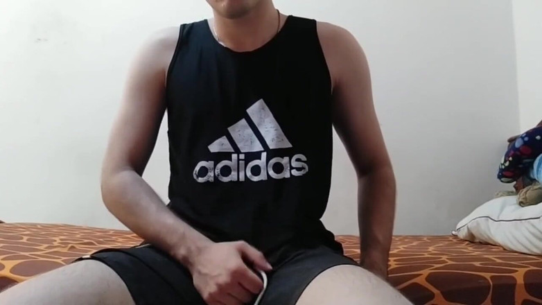 Leo J: Un tip atletic latino se masturbează până când ejaculează