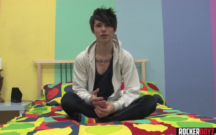 Rocker Boyz: Emo si cewek kembar kontol besar lagi asik ngocok kontol...