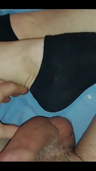 Stříkání na moje černé kotníkové ponožky