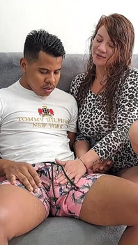 Saat aku menunggu pacarku, saudara tirinya mengisap penisku
