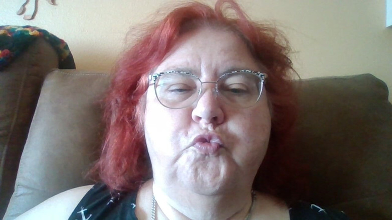 BBW nurse Vicki adventures with friends: Videoclip solicitat cu mine făcând zgomote sărut și fiind capabil să...