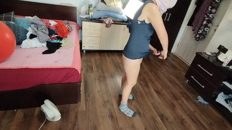 Mirsur: शौकिया महिला को कपड़ों पर कोशिश करने और उन्हें काटने में मज़ा आता है।