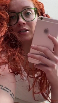 Executrix râde și își dă drumul pe neputința ta completă