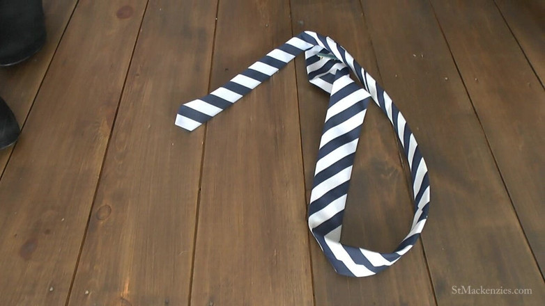 St Mackenzie's Archive: ローレンが制服で遊びながら脱ぐ