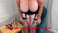 Mr MF: Mrs Mature Feet mostra sua cinta de virilha aberta