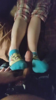 Footjob kaus kaki pergelangan kaki seksi &amp; hello kitty dengan kaus kaki lagi asik ngocok kontol