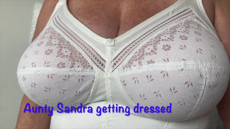 Aunty Sandra vintage girdle queen: Mătușa Sandra se îmbracă pentru voi toți