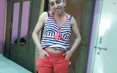 Sexy sissy transvestiert in roten shorts und neck-top, zieht sich aus