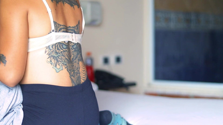 Ellie pink: 小柄なタトゥーのセクシーな義理の妹が両親が休むと私のチンコに乗る