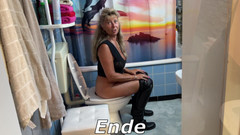 SweetSusi: Discuție la toaletă cu prietena