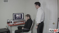 ManUpFilms: Betrapt op aftrekken op het werk