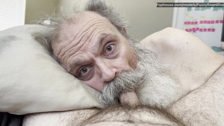 FuzzyBeardBoy: Bătrână muistă cu barbă ia o șarjă uriașă direct pe gulletă