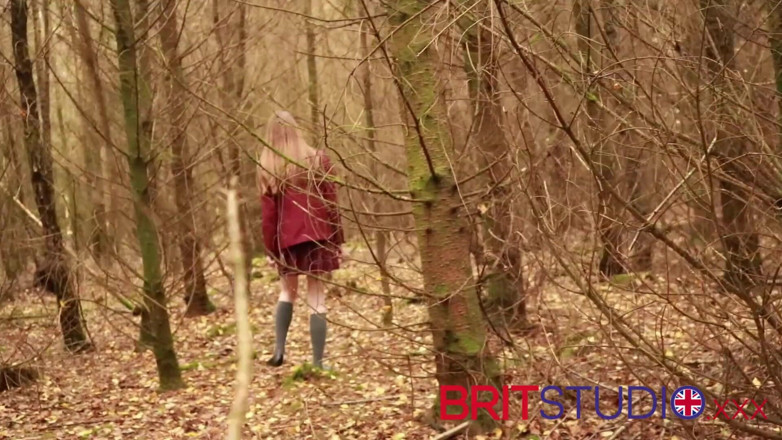 Brit Studio: O tânără britanică de 18 ani în uniformă se folosește de ea...