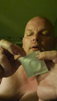 Una Scopata per La Troia Con Il Dildo E Il Preservativo