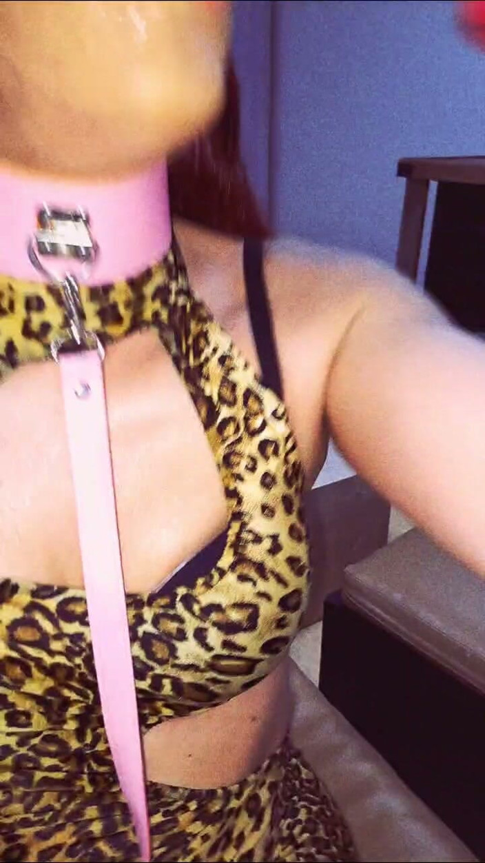 Tammy sissy slave: Zlatá sprcha do šatníku Shemale