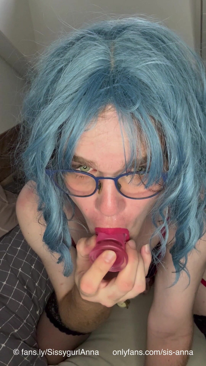 Sissygurl Anna: Anna phục tùng nói chuyện với bố trong khi bú...