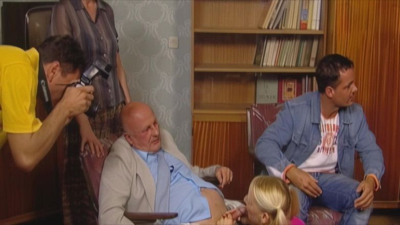 Old & Young: ブロンドの美女が激しくアソコを突くワイルドなセックス祭り