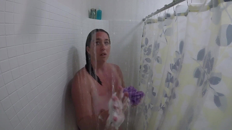 Lizzy Price: Shower time fun while singing
