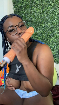 Une Black Se Fait Facefucker