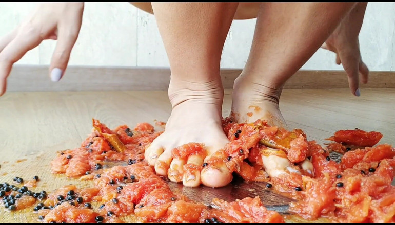 Clios Hot World: Crushing a papaya with naked feet and licking clean