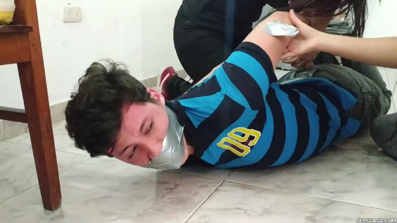 Selfgags femdom bondage: Macecha a nevlastní dcera dostanou bondage pomstu zloději