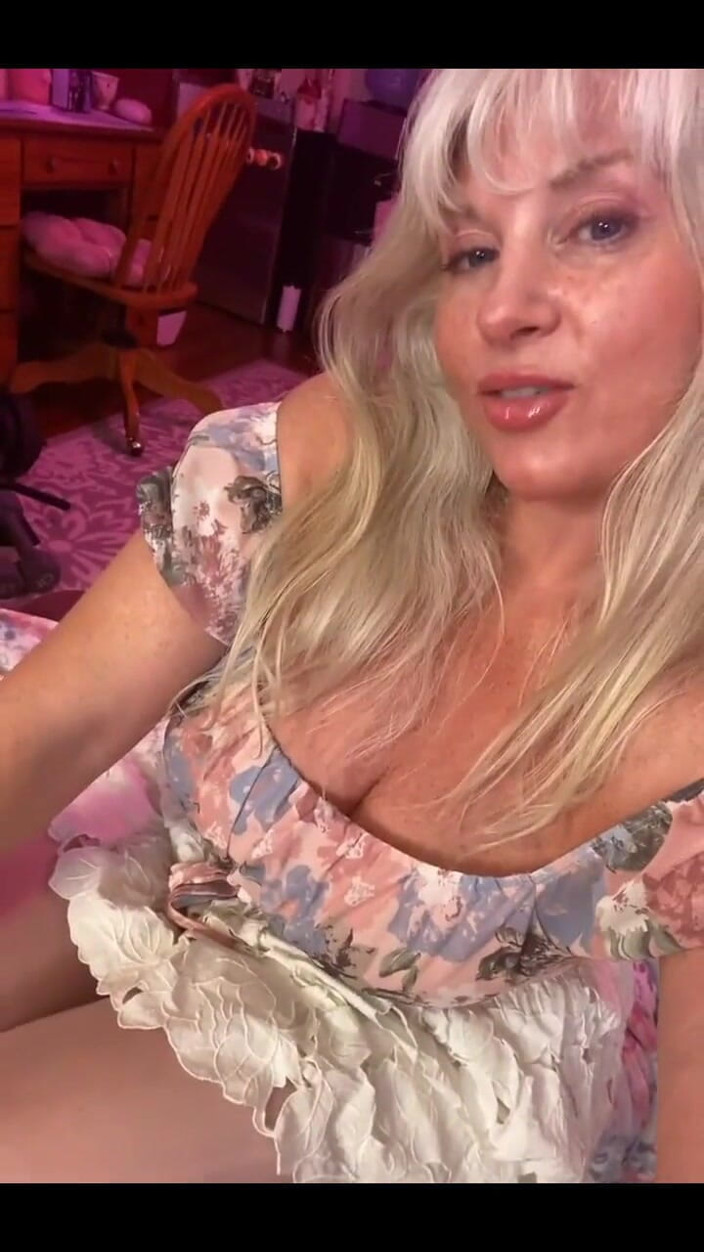 PaintedRose Taboo Femdom Fetish MILF: फिल्म दिवस के बीटीएस