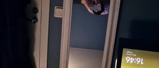 SwitchMixCouple: Asistovaná auto fellatio + pegged + sdílená obrovská výstřik na obličej