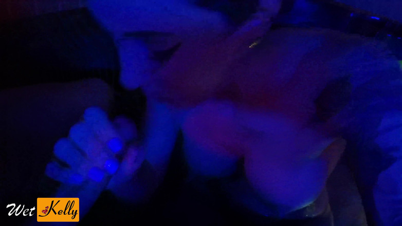 Wet Kelly: 与大奶子熟女在按摩浴缸中的热辣性爱