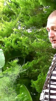 Ebenová vojákyně Bianka je ošukaná do zadku vězněm