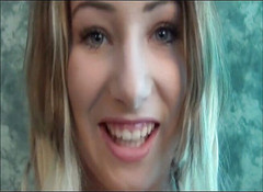 Flash Model Amateurs: 甘いブロンドの十代は、鋳造で負荷でスプレーされます