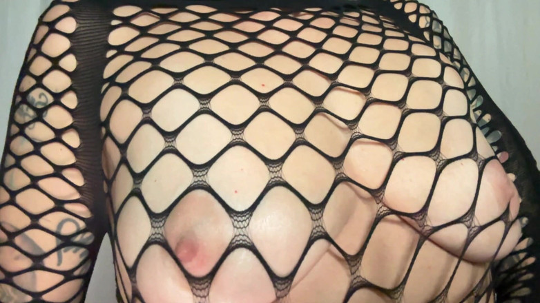 Miss Morticia: Göğüslerim için boşalıyor