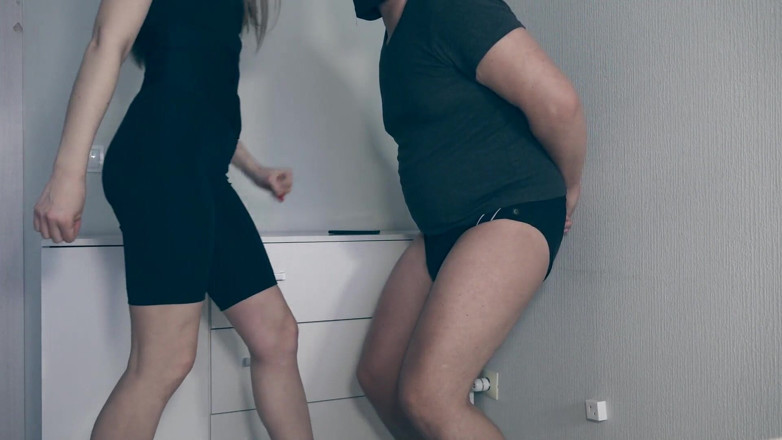 Homemade ballbusting: 没有怜悯，需要尝试我的高跟鞋是如何在他愚蠢的球上工作的
