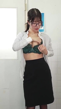 Demure 조용한 평범한 사서가 스트립 할 때 슬림한 거유 옷장 님포로 밝혀졌습니다. 3장