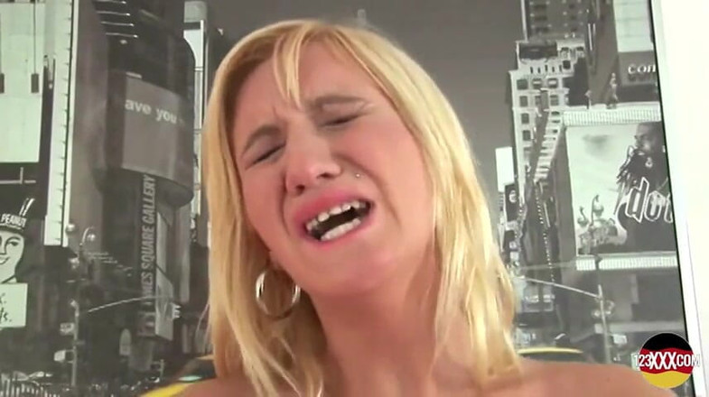 123XXX - 100% Amateurs: Una magra ragazza bionda dalla germania che cerca di cavalcare...