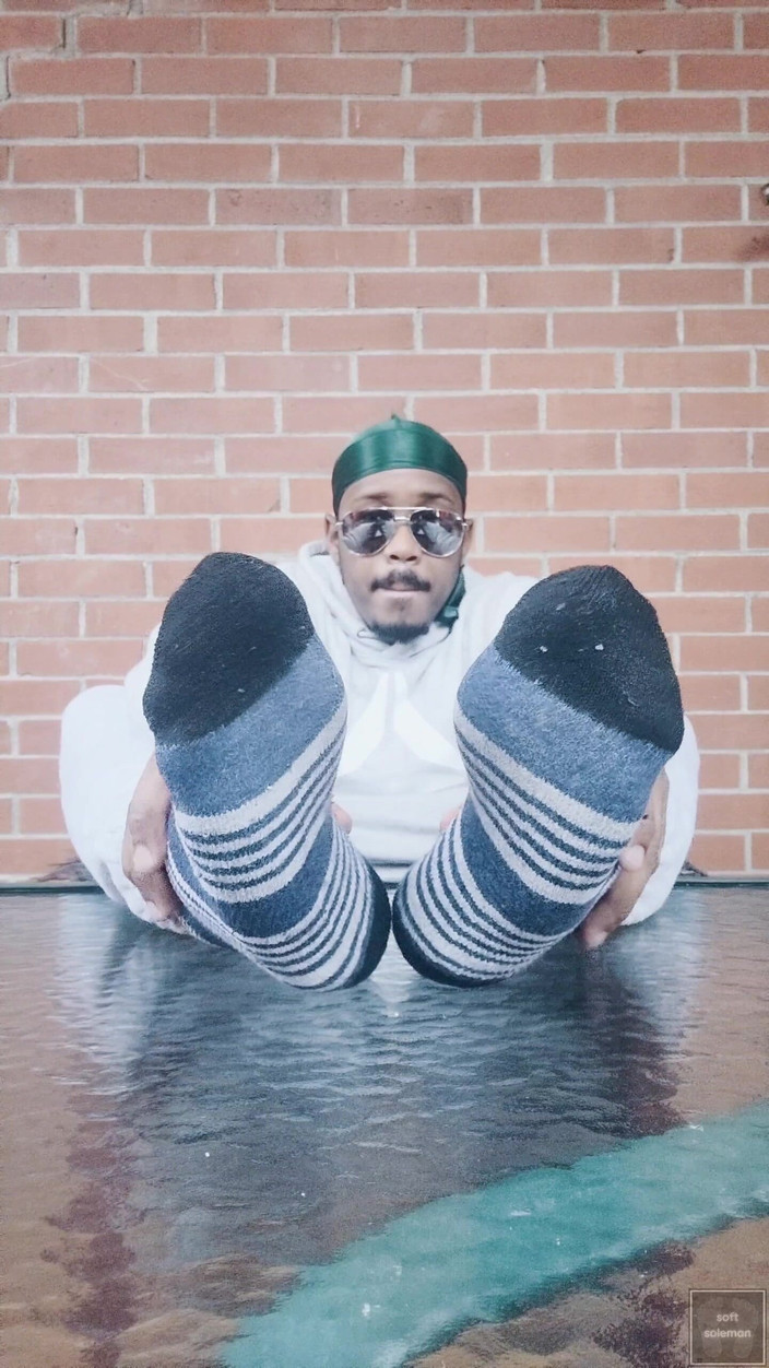 Soft Soleman: Tôi để lộ đôi chân của mình và tôi chạm vào chúng