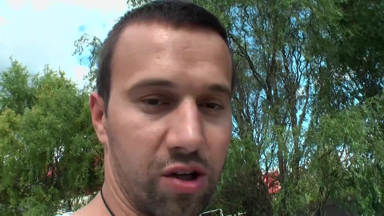 Big Boobs Babe: 户外金发双插泳池边激情