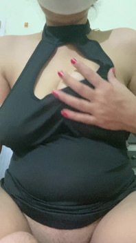 Saya mengongkek diri saya dalam pakaian hitam seksi dan berseronok