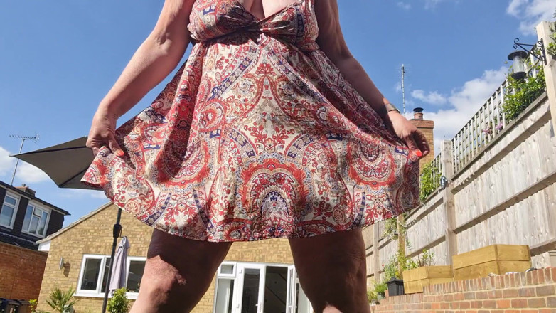 Uk Joolz: Mostrando essa bunda novamente