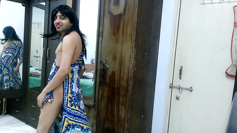 Cute & Nude Crossdresser: Banci panas crossdresser femboy Sweet Lollipop dalam liputan pantai seksi...